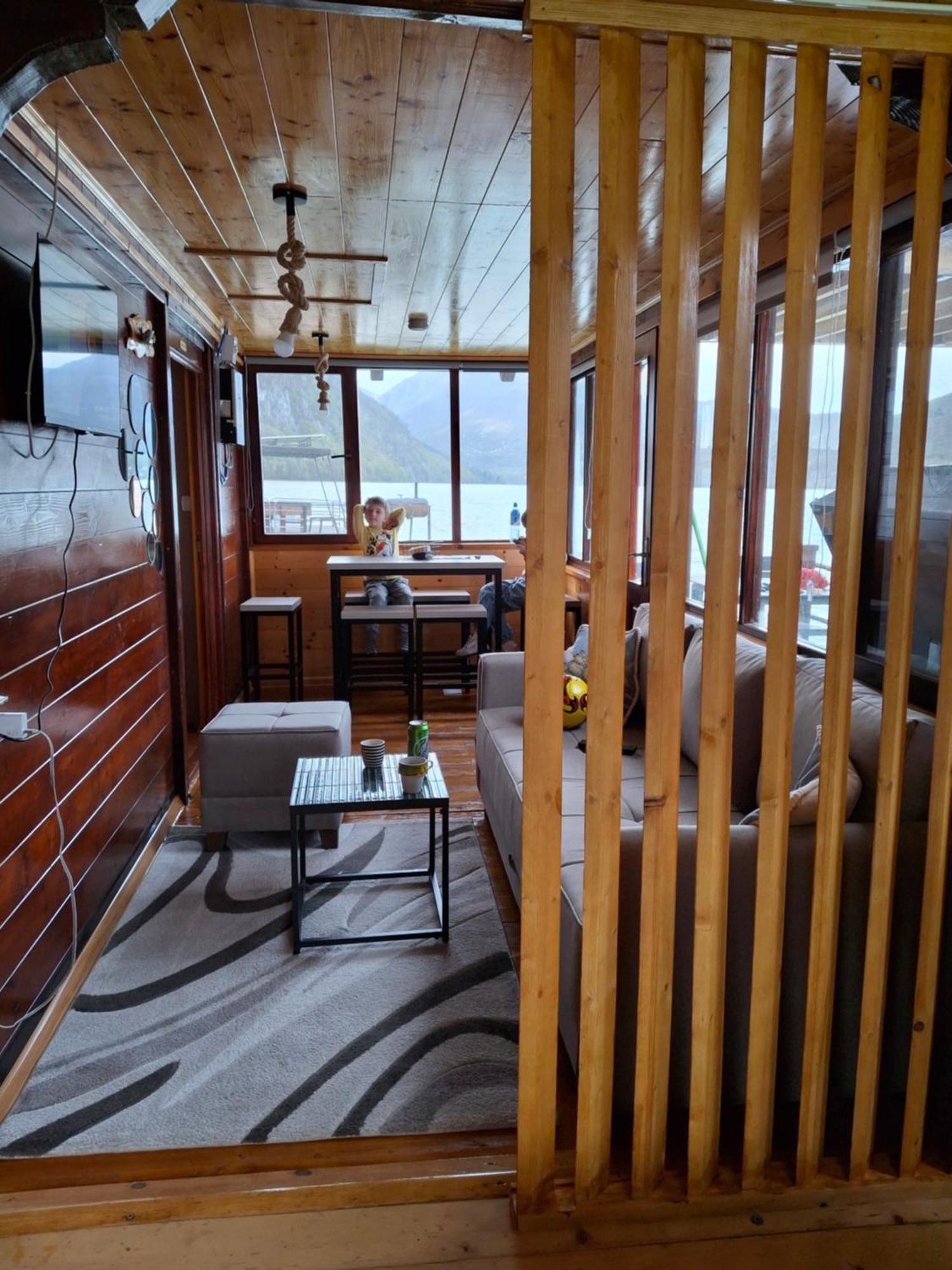 Victoria House * Perucac